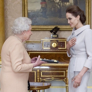 朱莉获英国女王接见现身白宫 被授予骑士勋章