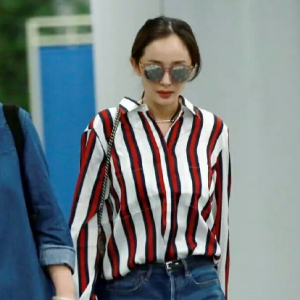 杨幂机场私服大放送 辣妈美腿完美组合