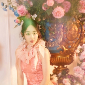蒋梦婕拍摄超梦幻写真 花团锦簇仙气十足