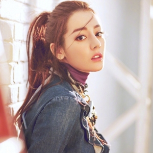 迪丽热巴变身慵懒不羁的Cool Girl！