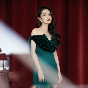 <b>李沁墨绿色长裙搭配精致妆容 优雅又性感</b>