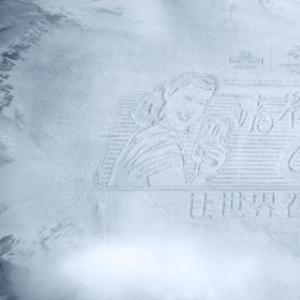 中国滑雪运动员用雪板作画，让世界看好中国