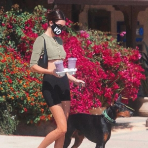 遛狗都能穿的这么时髦 只有Kendall能办到了吧！