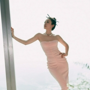李冰冰写真释出 着粉色抹胸裙搭粉色西装时尚感满分