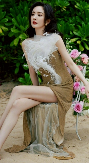 杨幂户外沙滩玫瑰大片 金色白纱领高开衩长裙秀美腿