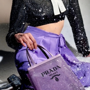 2022 年流行色发布，这些「蓝紫色调」包袋已预订你的衣橱