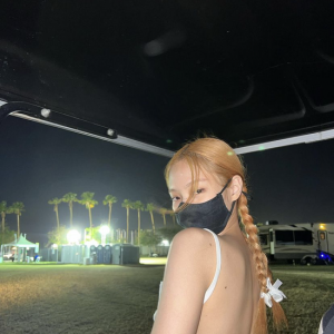 超火辣！Jennie中空吊带背心美出天际，BLACKPINK也将回归？