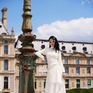 <b>李沁巴黎时装周造型大片 身穿白色蕾丝镂空裙温婉优雅</b>