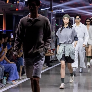 奥康新一代“舒适之履”问世，陈伟霆现身秀场展现绅士魅力