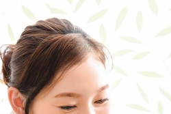 在热水中加入柠檬水，不再畏冷，肌肤再现光彩!柠檬水
