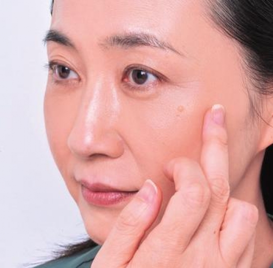 如何看起来更年轻？用化妆将烦恼的肌肤问题全部隐藏！妆容