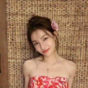 鲜花盛放的春夏交接之际，穿搭也要“花里胡哨”