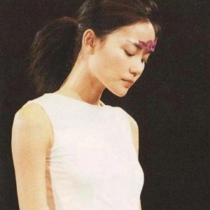 一件千禧感满满的夏日单品，让你秒变时髦精