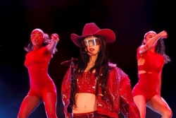 这个秋天的时尚单品，居然是脚上“皱巴巴”的靴子？